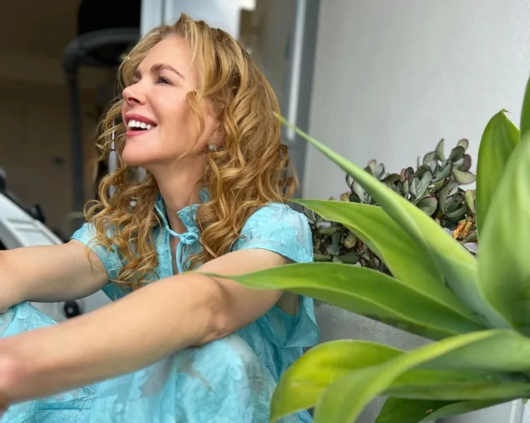 Η Nicole Kidman αναβιώνει τις signature ΄80s μπούκλες της σε strawberry blonde απόχρωση