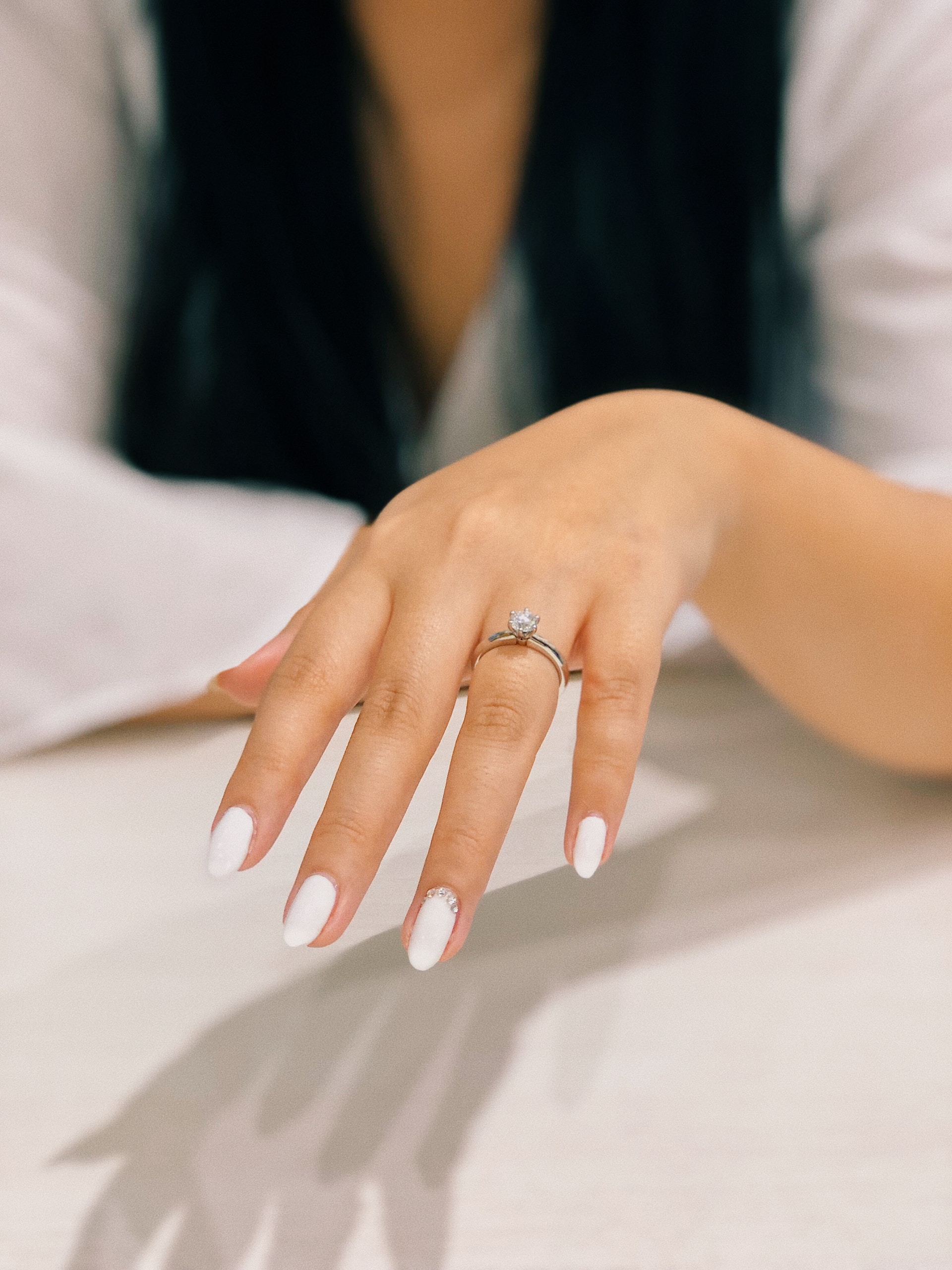 Almond-shaped nails:Το ιδανικό σχήμα νυχιών για ένα κομψό νυφικό μανικιούρ