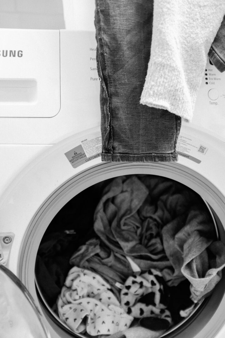 ρούχα που βγαίνουν από πλυντήριο