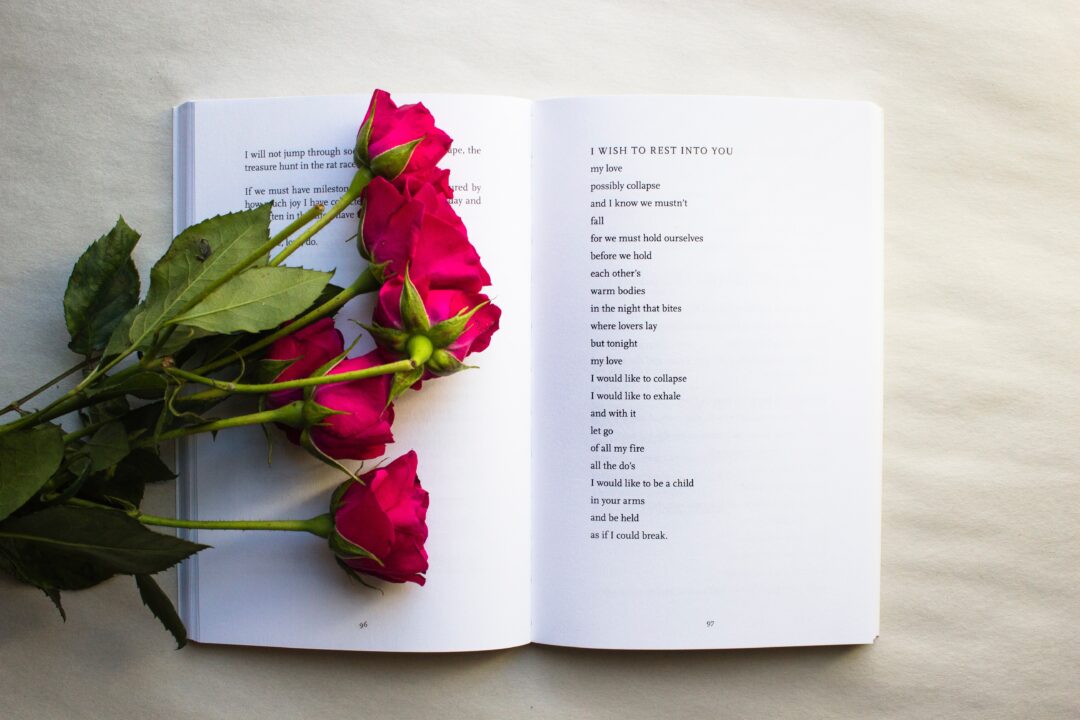 Παγκόσμια Ημέρα Ποίησης: 7 Ποιήματα που μιλούν για έρωτα και πρέπει να ανήκουν στα αγαπημένα σου