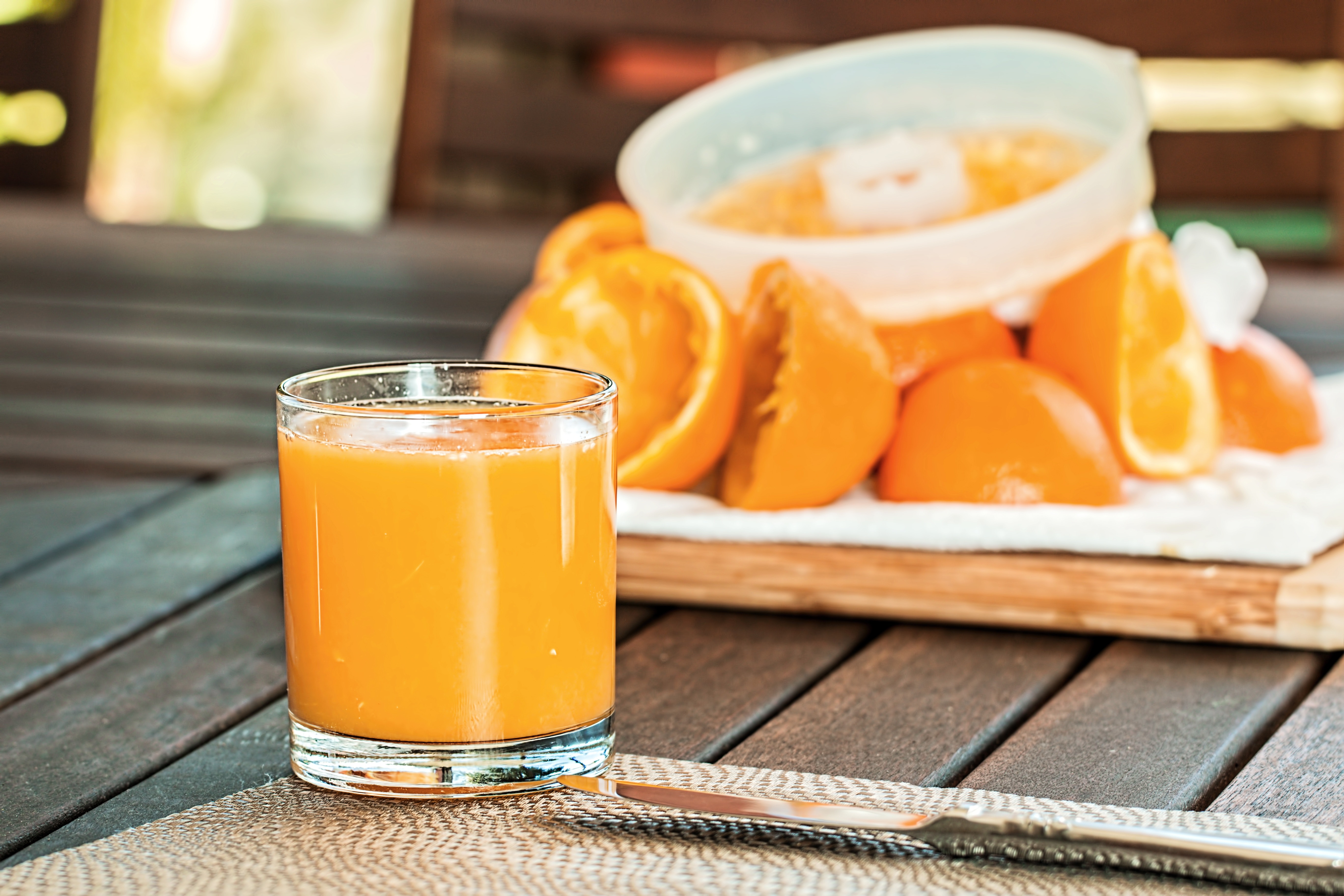 χυμος πορτοκαλιου σε ποτηρι και στυμμενα πορτοκαλια