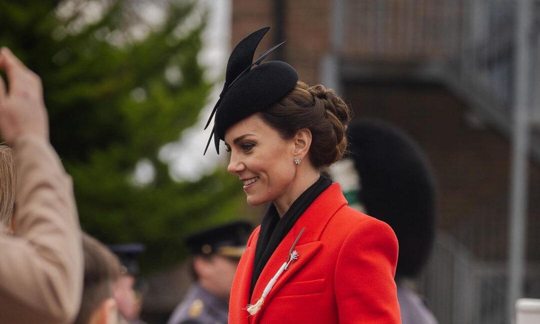 Η Kate Middleton με έντονο, statement κόκκινο παλτό και το μήνυμα πίσω από την καρφίτσα στο πέτο