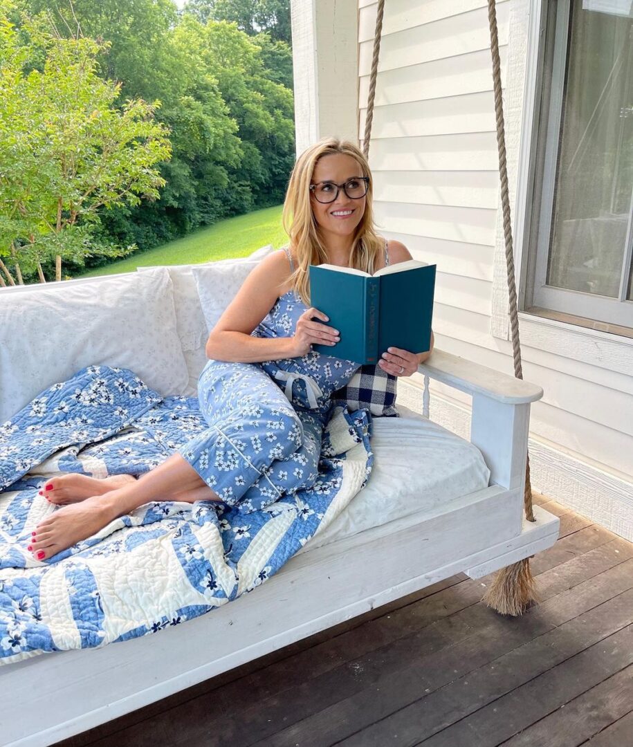 Deco DIY: Φτιάξε τον κουνιστό καναπέ της Reese Witherspoon και δώσε στυλ στη βεράντα σου