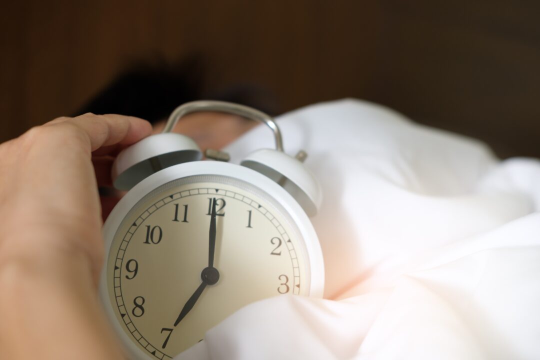 Πώς να διαχειριστείς την αλλαγή ώρας για να ξυπνάς χωρίς να νιώθεις κουρασμένη