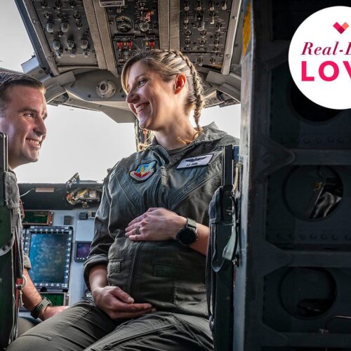Πραγματικοί πιλότοι «Top Gun» είναι παντρεμένοι & περιμένουν το μωρό τους με «υπερηχητική ταχύτητα»
