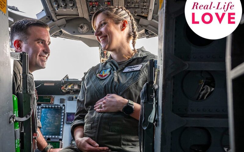 Πραγματικοί πιλότοι «Top Gun» είναι παντρεμένοι & περιμένουν το μωρό τους με «υπερηχητική ταχύτητα»
