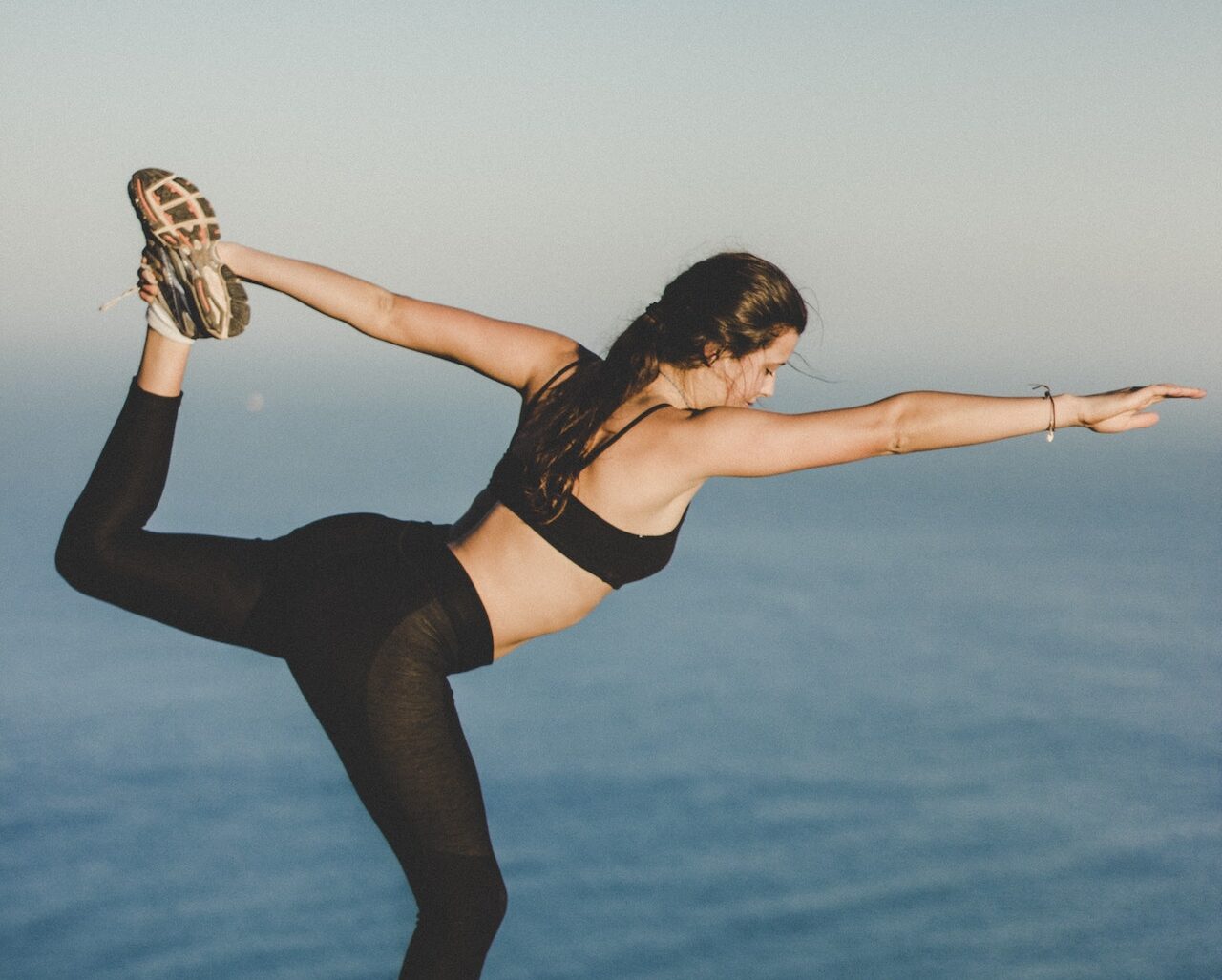 Κάνοντας yoga, μπορείς να αποκτήσεις τα πλούσια και υγιή μαλλιά που ονειρεύεσαι