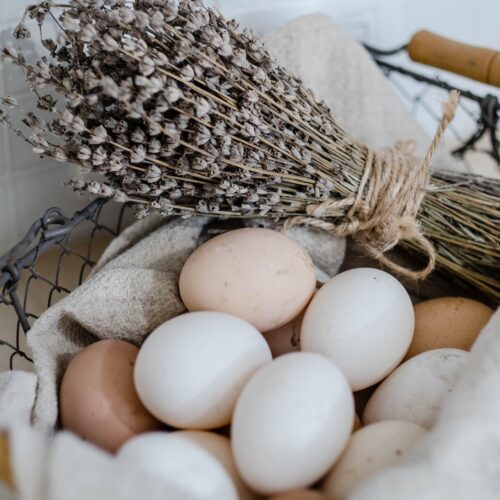Λευκά ή Καφέ; Ιδού η απάντηση στο ποια είναι τα καλύτερα αυγά για να βάψεις το Πάσχα