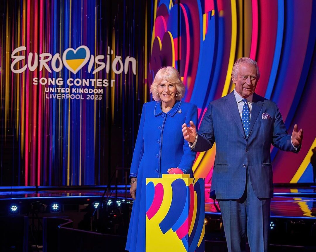 Ο βασιλιάς Κάρολος πήγε πρώτη φορά στη Eurovision αποκαλύπτοντας τη σκηνή του διαγωνισμού