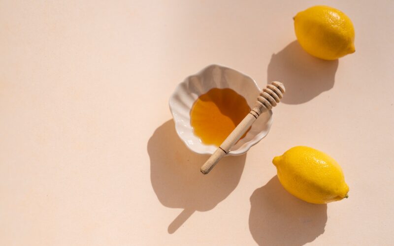 Beauty DIY:Φτιάξε μάσκα με μέλι και χυμό λεμονιού για να καταπολεμήσεις άμεσα τα σπυράκια