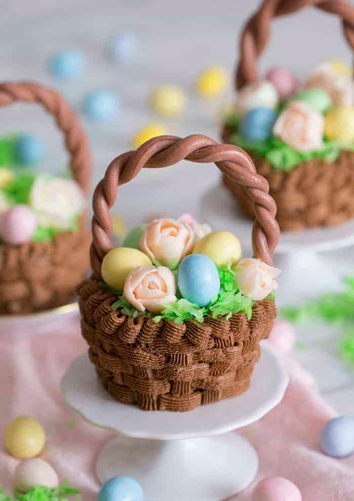 πασχαλινά cupcakes σε σχήμα καλαθιού με λουλουδακια