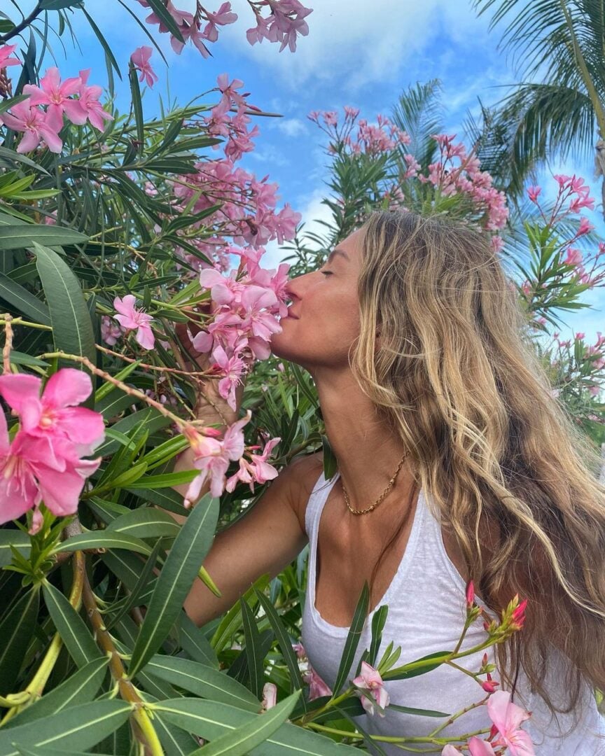 κοπέλα μυρίζει λουλούδια