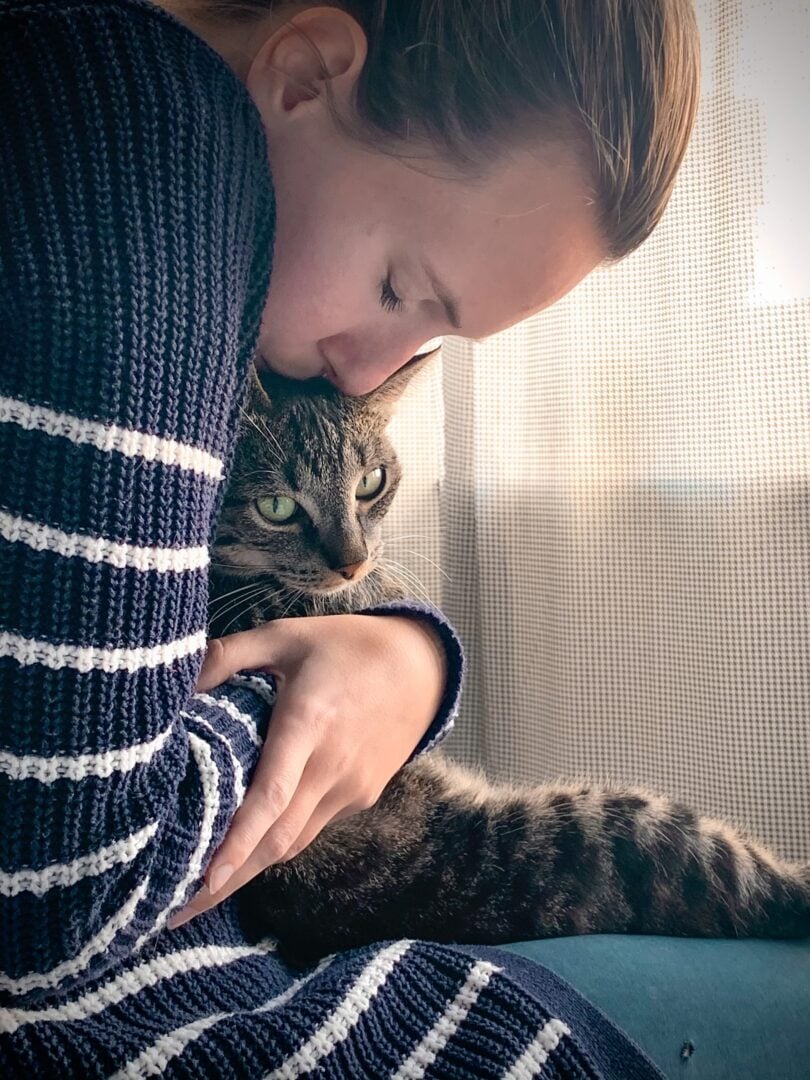 κοπέλα αγκαλιάζει γάτα
