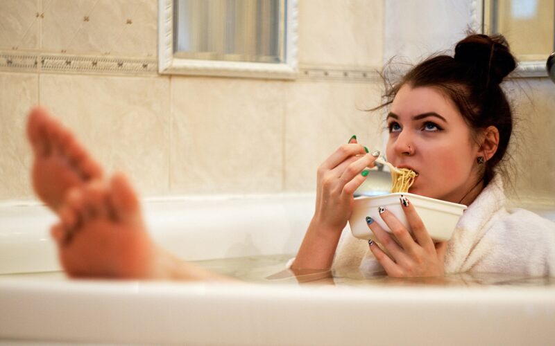 κοπέλα τρώει σε μπανιέρα