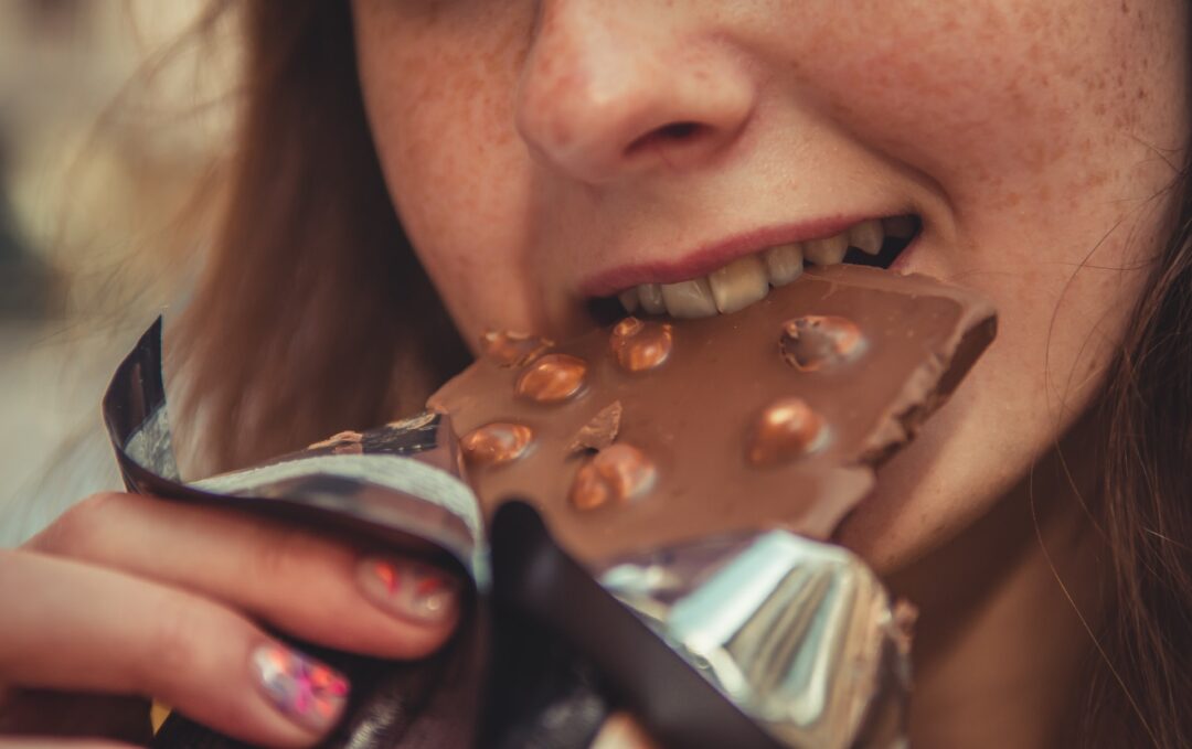 κοπέλα τρώει σοκολάτα