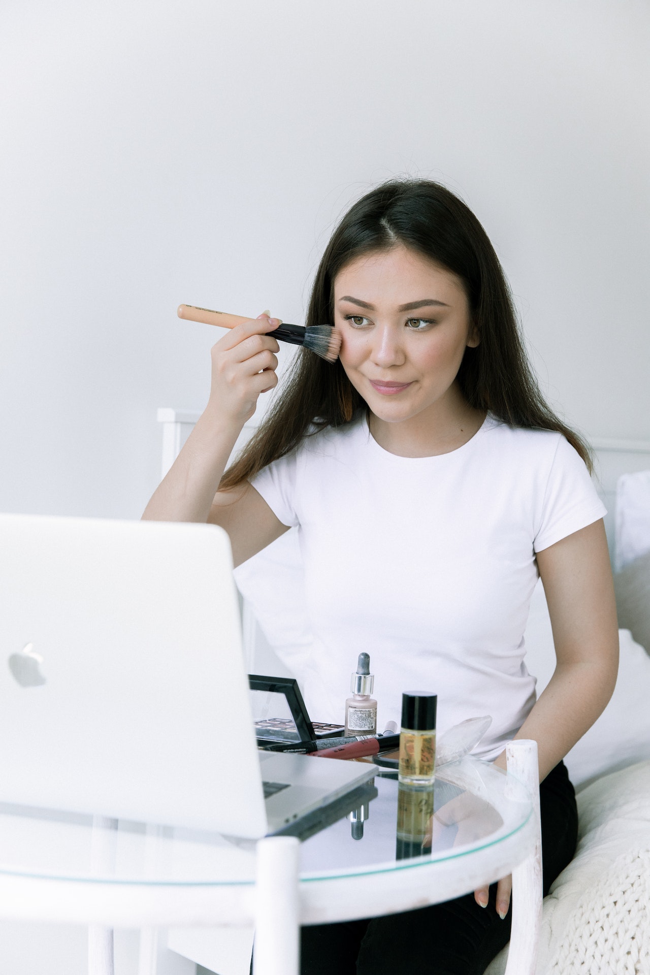 κορίτσι που βάφεται