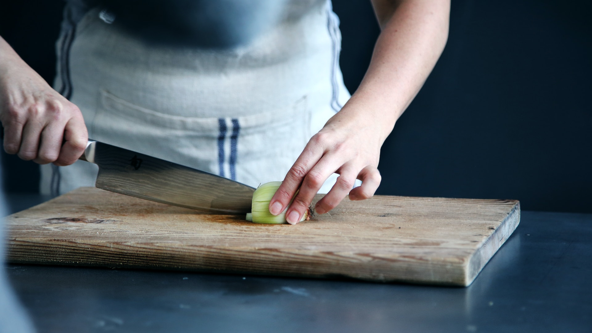 πώς πρέπει να κόβεις το κρεμμύδι