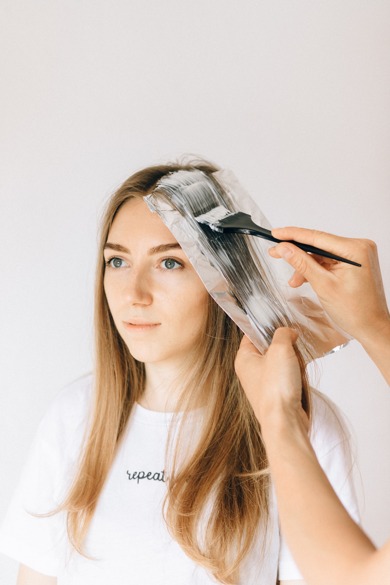 8 πράγματα που δεν πρέπει να κάνεις όταν βάφεις τα μαλλιά σου στο σπίτι