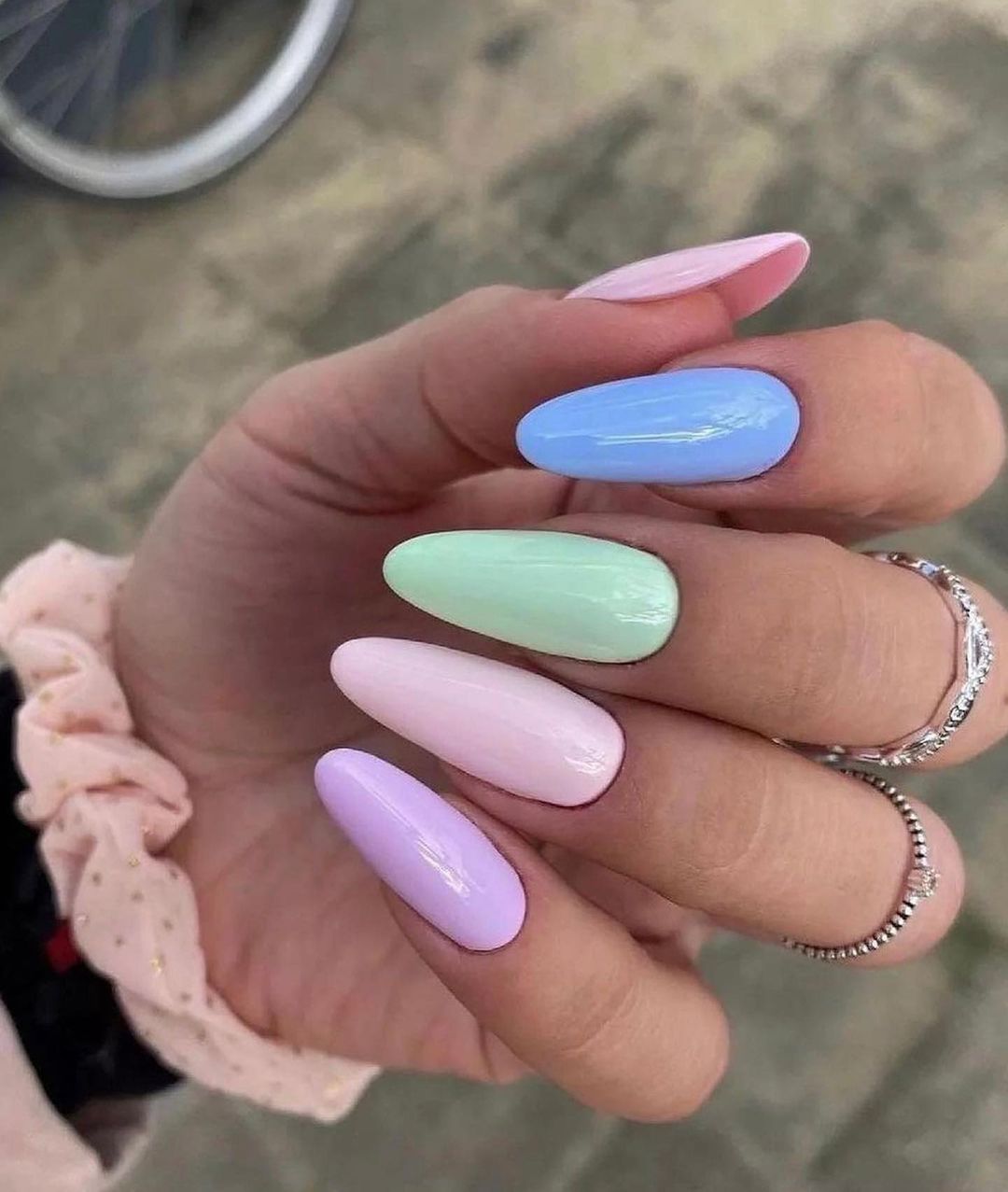 Τα Polly Pocket Nails είναι τo νοσταλγικό μανικιούρ που προσδίδει pop χρώμα στη φετινή άνοιξη