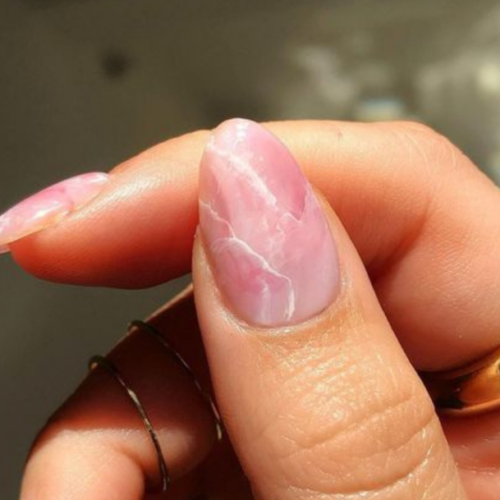 Rose Quartz Nails: Ο τρόπος για να δημιουργήσεις μόνη σου εύκολα το εφέ ροζ χαλαζία στα νύχια σου