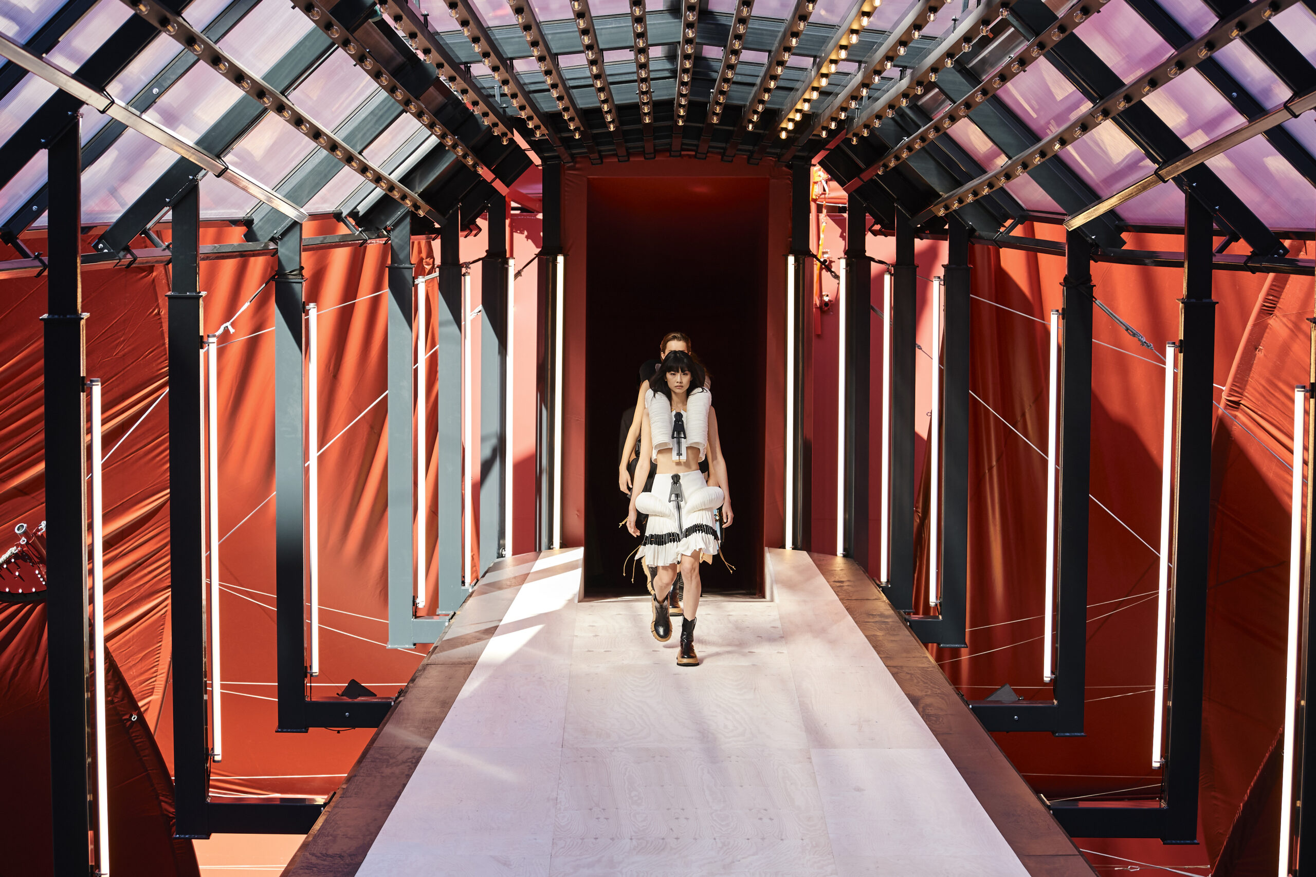 Ο σκηνοθέτης του «Squid Game» θα κάνει τη σκηνογραφία του νέου show του Louis Vuitton