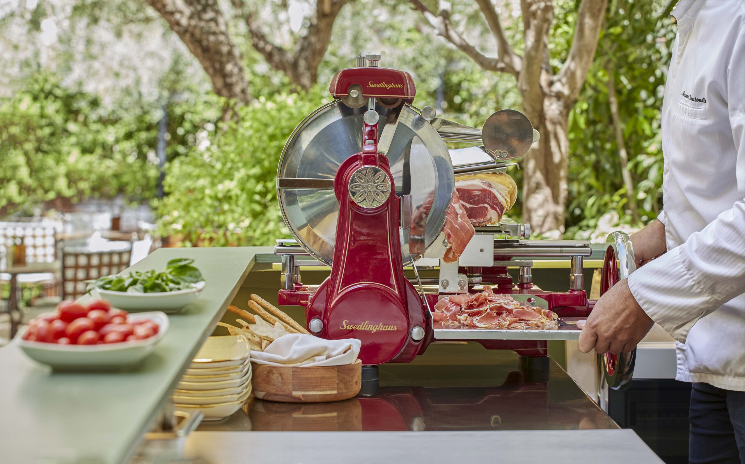 O «μυστικός» κήπος στον 1ο όροφο του Ξενοδοχείου Μεγάλη Βρεταννία επιστρέφει με καλοκαιρινή διάθεση