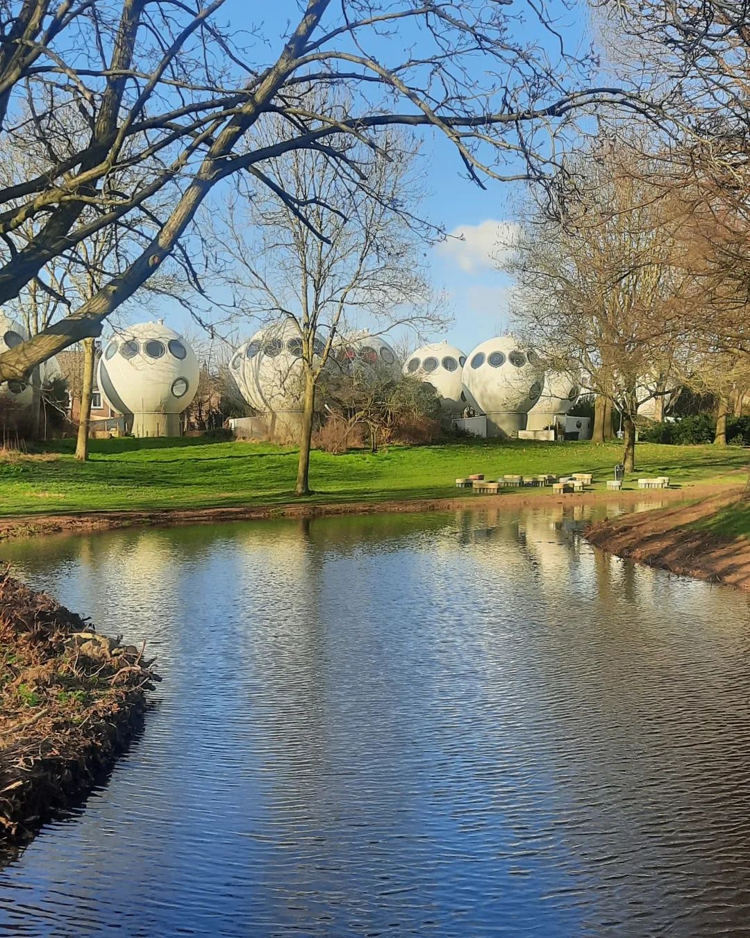 Bolwoningen: Ρίξε μια ματιά σε μια από τις πιο ασυνήθιστες γειτονιές στη Γη