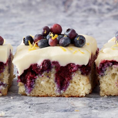Το Lemon Blueberry Poke Cake είναι το τέλειο ανοιξιάτικο γλυκό
