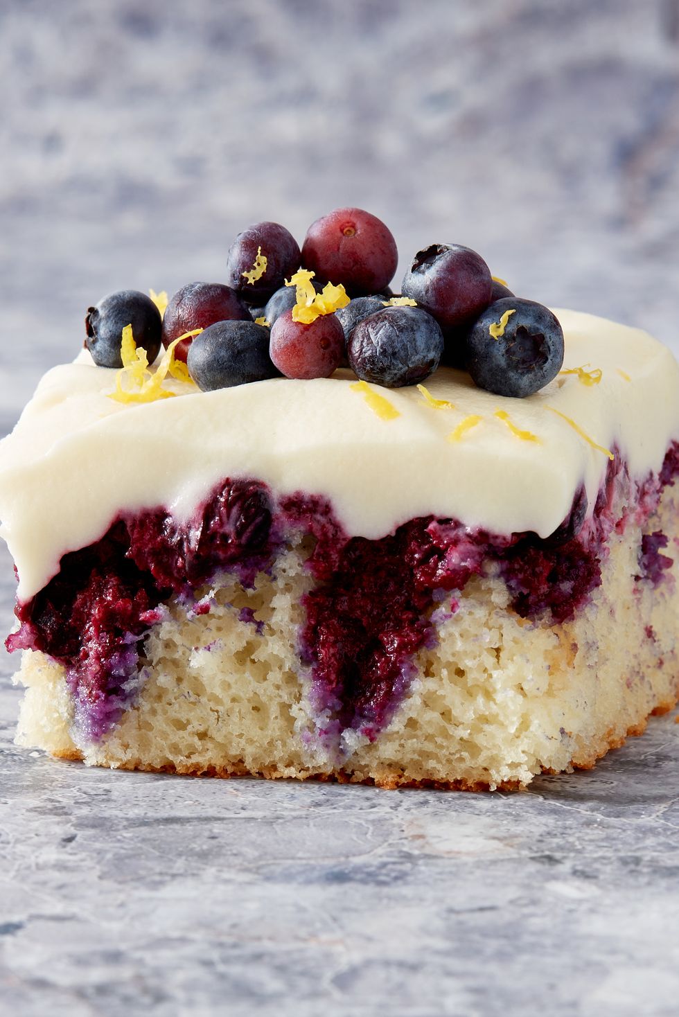 Lemon Blueberry Poke Cake: Το τέλειο γλυκό που θα φτιάχνεις άνοιξη-καλοκαίρι