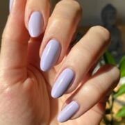 Τα neutral μανικιούρ αποκτούν τον δροσερό τόνο του Digital Lavender Mani Trend