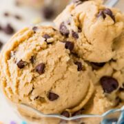 Edible Cookie Dough:Το απόλυτο γλυκό με κομμάτια σοκολάτας για τις νυχτερινές σου λιγούρες