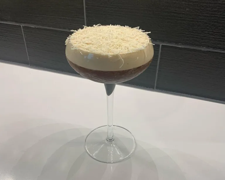 Είναι το espresso martini με παρμεζάνα το ποτό της άνοιξης; Γιατί όχι; Ας το δοκιμάσεις