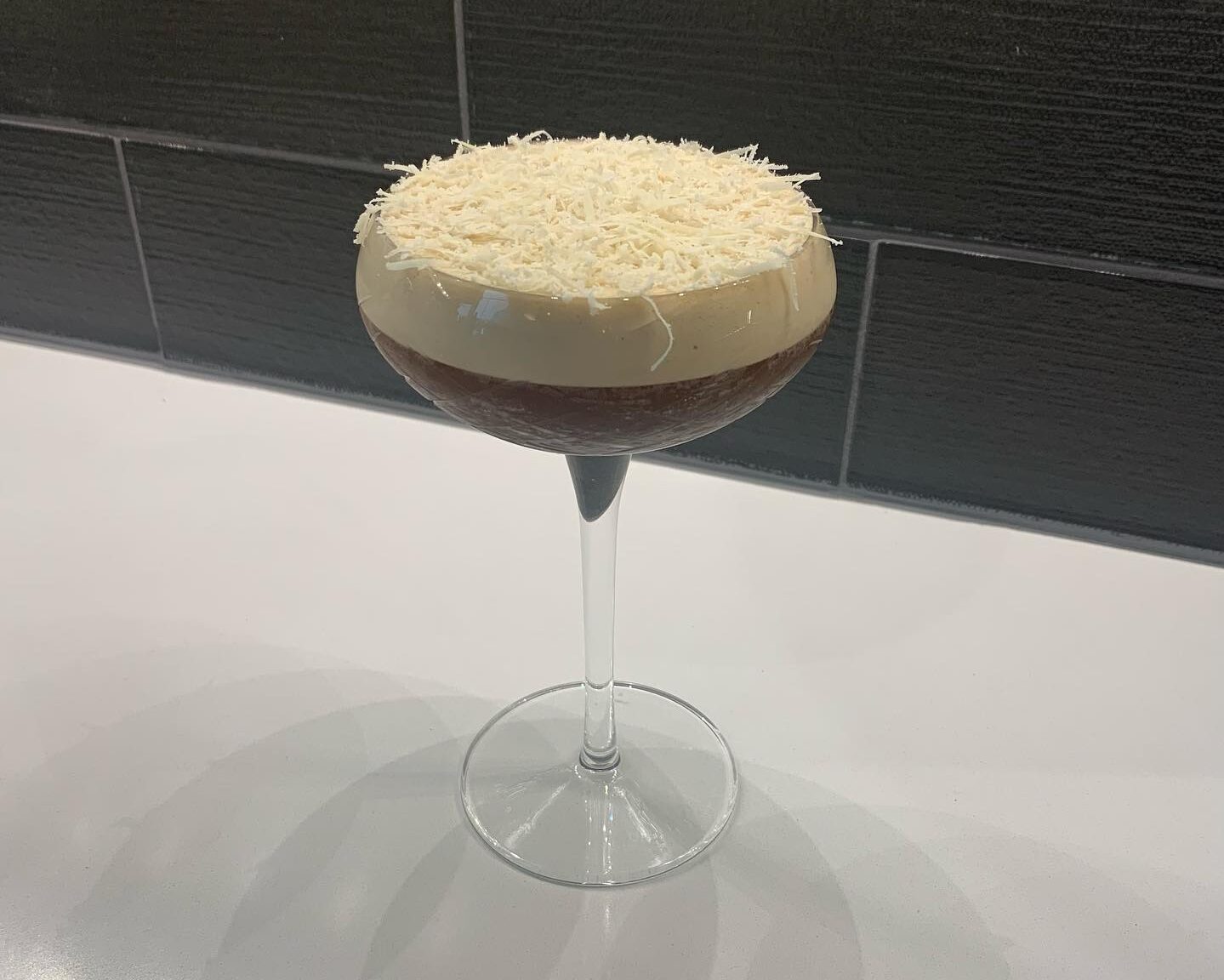 Είναι το espresso martini με παρμεζάνα το ποτό της άνοιξης; Γιατί όχι; Δοκίμασέ το