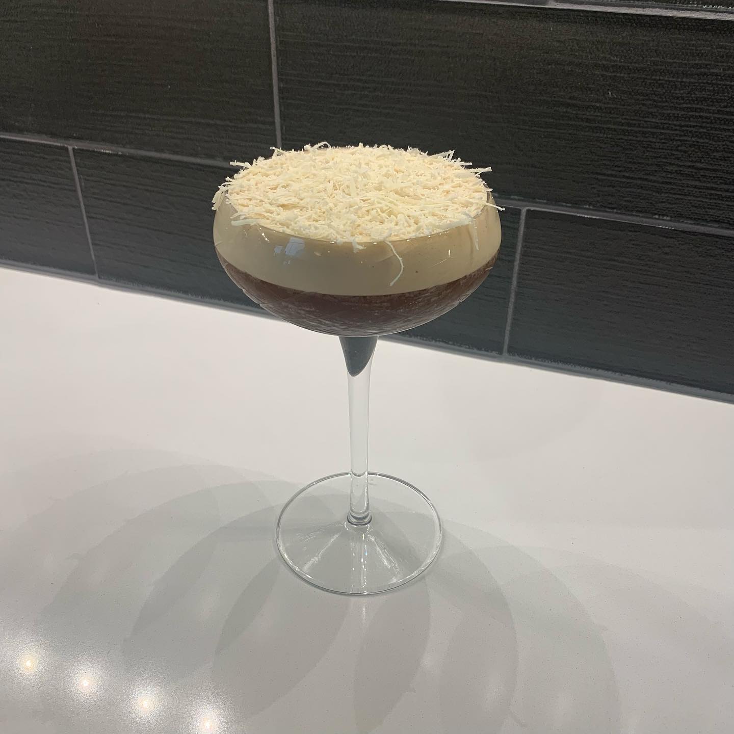 Είναι το espresso martini με παρμεζάνα το ποτό της άνοιξης; Γιατί όχι; Ας το δοκιμάσεις