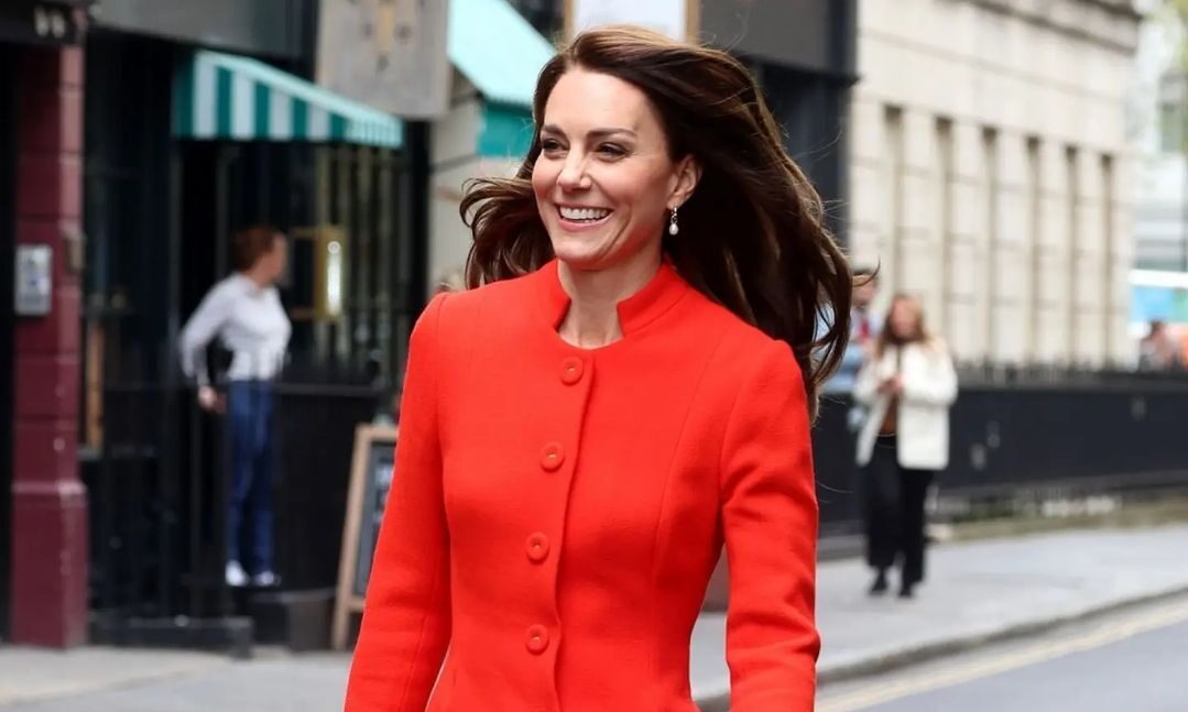 Η άστοχη εμφάνιση της Kate Middleton με το έντονο κοραλί παλτό λίγο πριν τη στέψη του Καρόλου