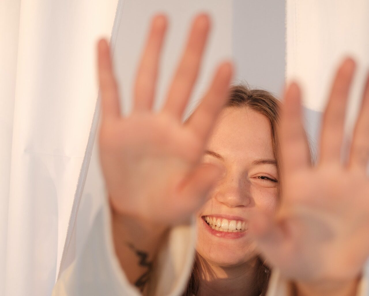 Το μέγα λάθος που κάνουν τα νέα κορίτσια στη beauty ρουτίνα τους (και φταίει το TikTok γι’ αυτό)