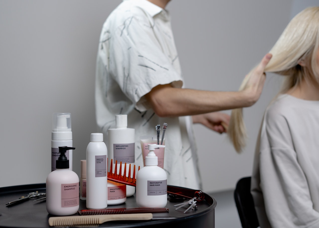 DIY Beauty Hack:Τι να κάνεις αν τελειώσει το purple shampoo που χρησιμοποιείς στα ξανθά σου μαλλιά