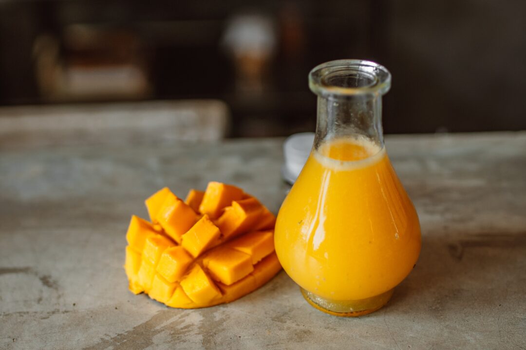 Φτιάξε το πιο spicy smoothie με γάλα μάνγκο και μπαχαρικά για να δώσεις boost στην ημέρα σου
