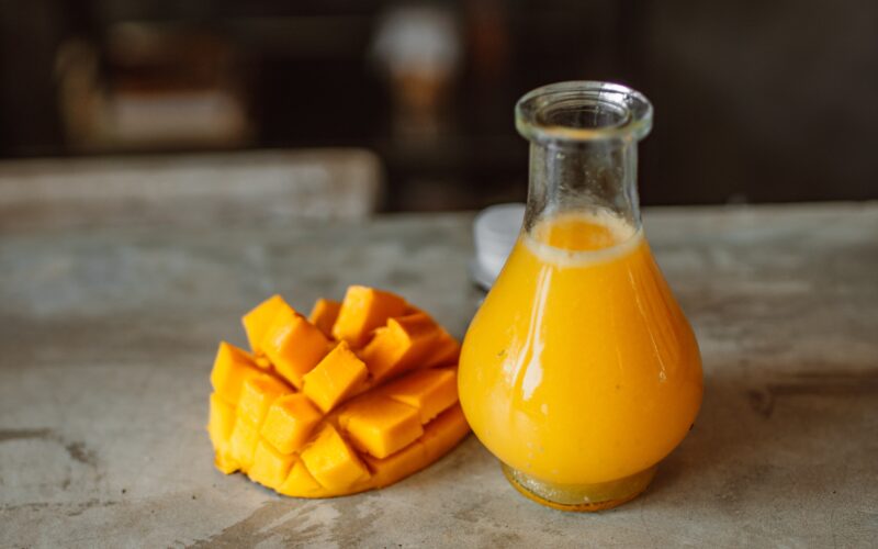 Φτιάξε το πιο spicy smoothie με γάλα μάνγκο και μπαχαρικά για να δώσεις boost στην ημέρα σου