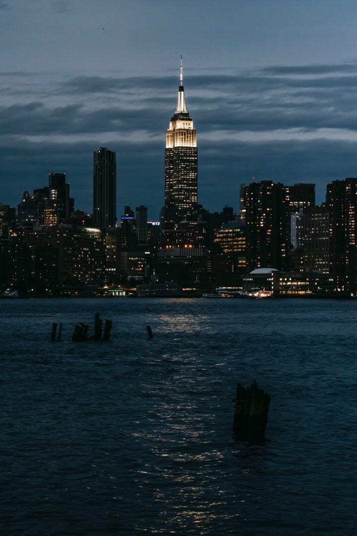 Οι ουρανοξύστες της Νέας Υόρκης προκαλούν τη βύθισή της πόλης