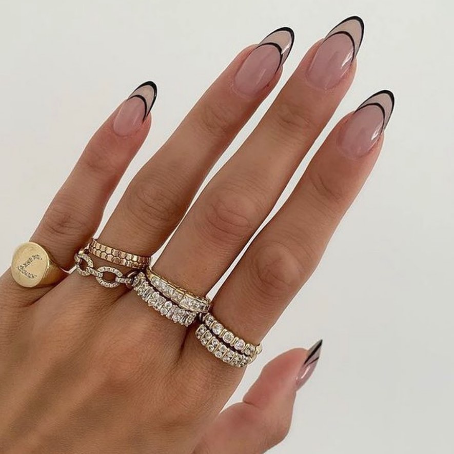 Negative Space French Manicure: Η νέα minimal προσέγγιση αναβαθμίζει το κλασσικό design νυχιών