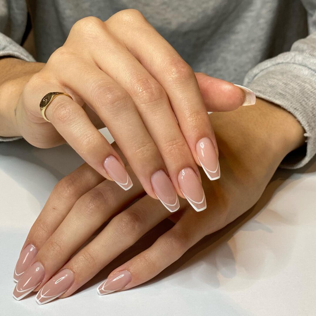 Negative Space French Manicure: Η νέα minimal προσέγγιση αναβαθμίζει το κλασσικό design νυχιών