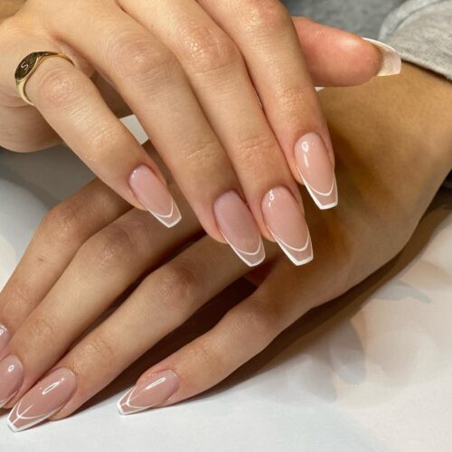 Negative Space French Manicure: Η νέα minimal προσέγγιση αναβαθμίζει το κλασσικό design νυχιών