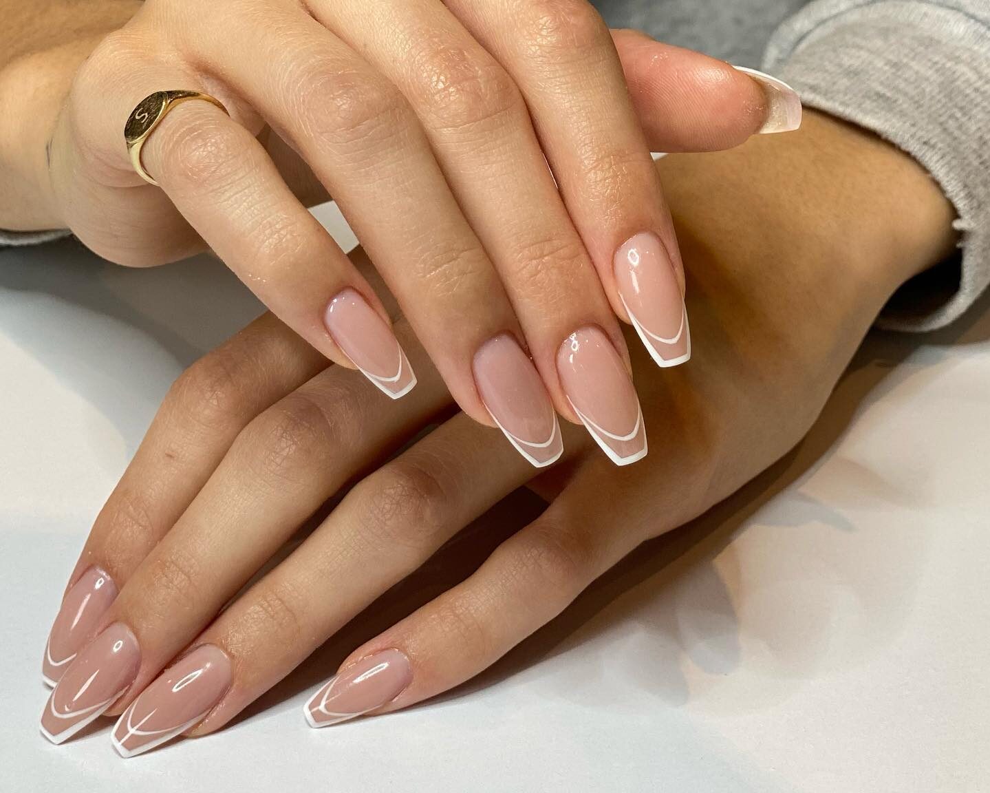 Negative Space French Manicure: Η νέα minimal προσέγγιση αναβαθμίζει το κλασσικό design νυχιών