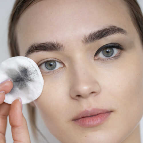 Αφαιρείς το μακιγιάζ των ματιών σου με μαντηλάκια ντεμακιγιάζ; Ίσως θα πρέπει να το ξανά σκεφτείς