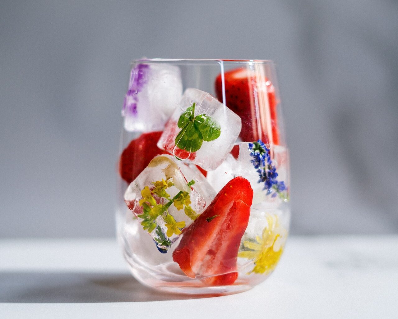 Μοιάζουν με ψεύτικα αλλά δεν είναι! Φτιάξε εντυπωσιακά παγάκια που θα απογειώσουν τα cocktails σου