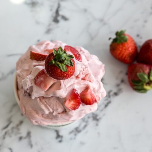 Αν αγαπάς τις φράουλες φτιάξε πανεύκολο παγωτό με 4 μόνο υλικά