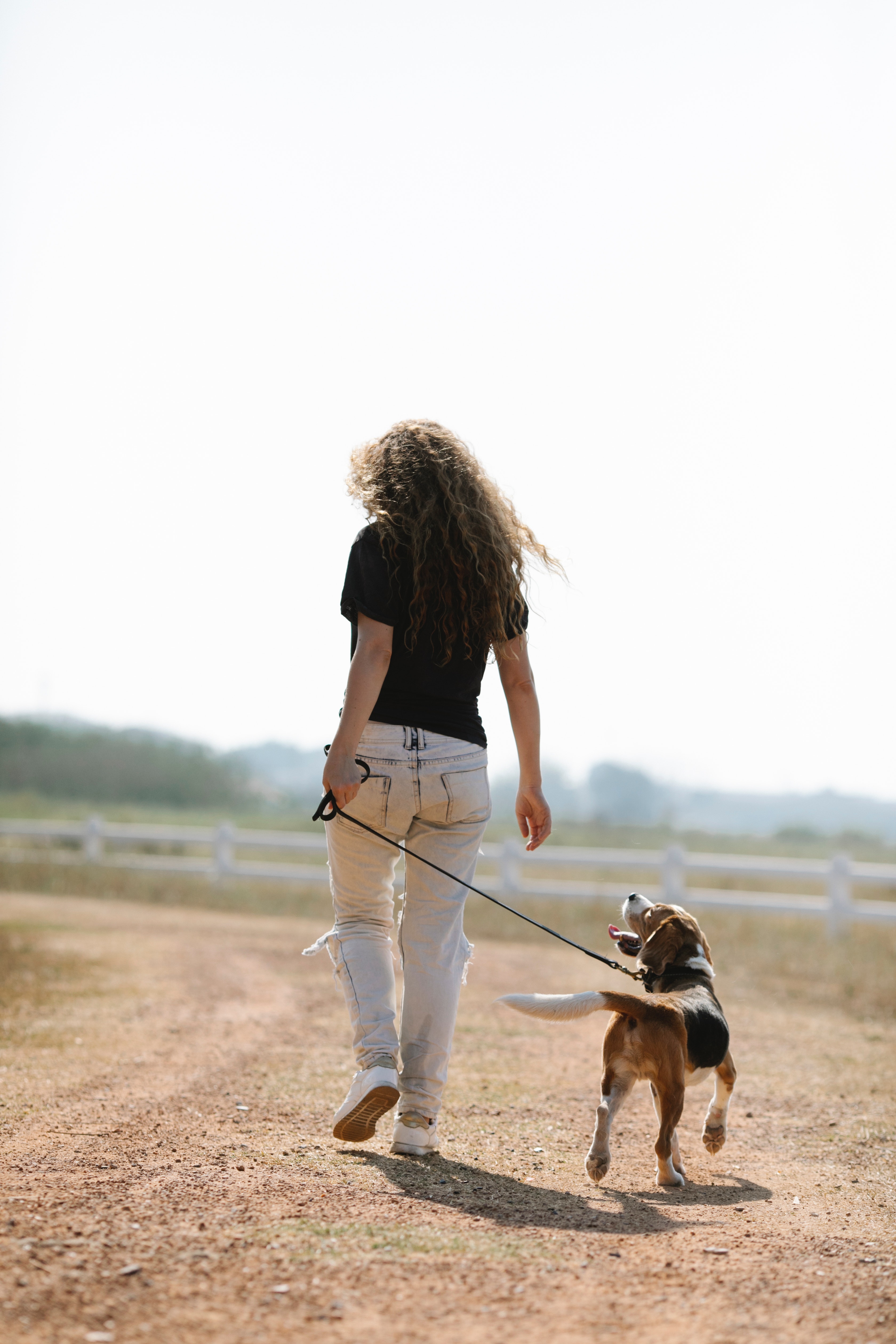 γυναικα που περπαταει με τον σκυλο της