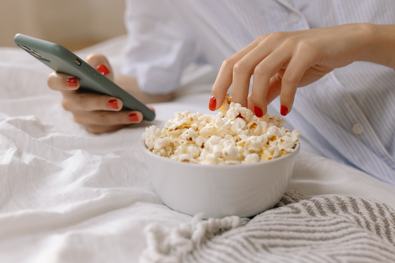 To popcorn είναι ένα πολύ αγαπημένο σνακ, είναι όμως υγιεινό; Δες τι πρέπει να προσέχεις