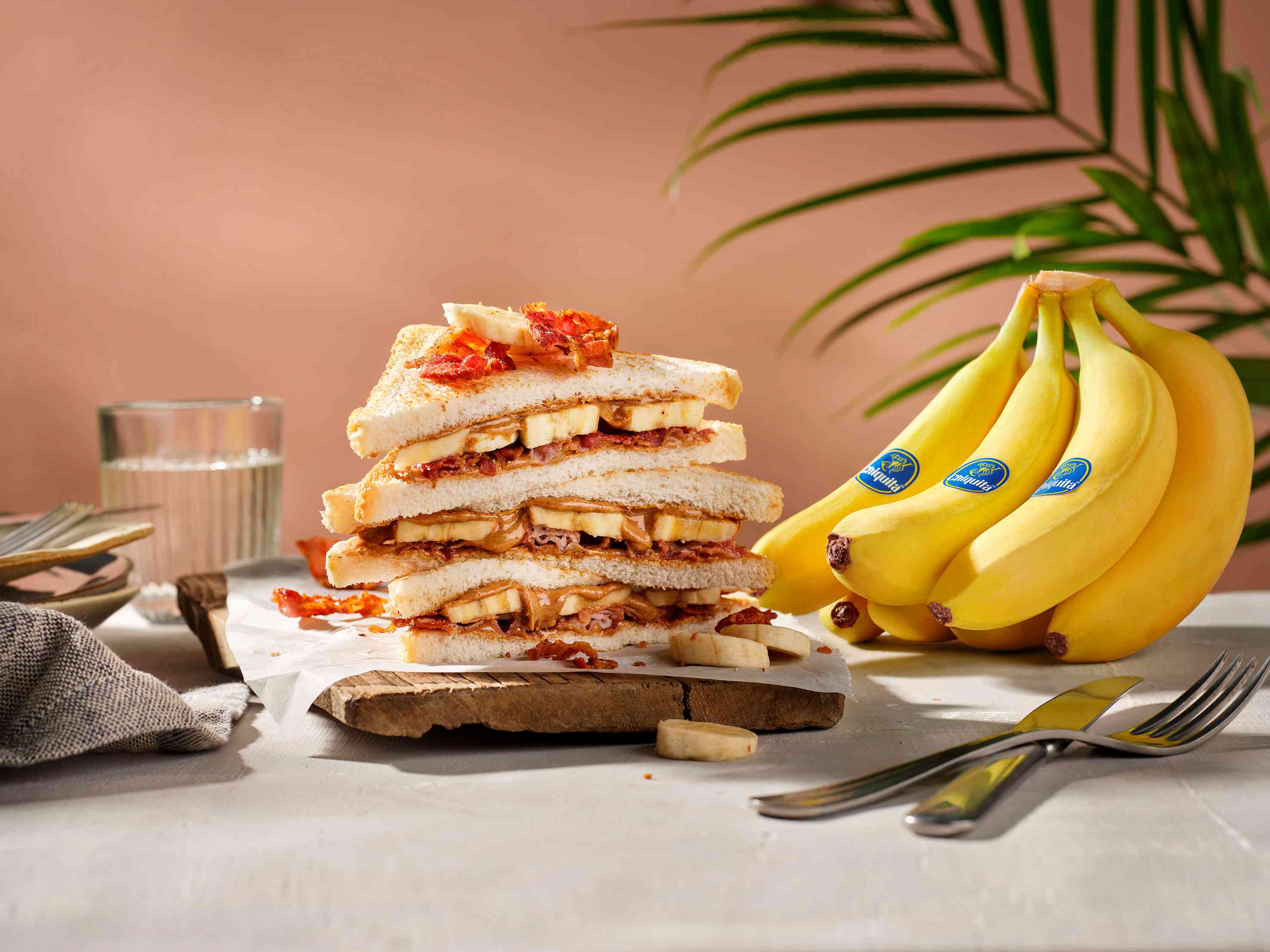 Σάντουιτς με φυστικοβούτυρο, τραγανό μπέικον και μπανάνα 